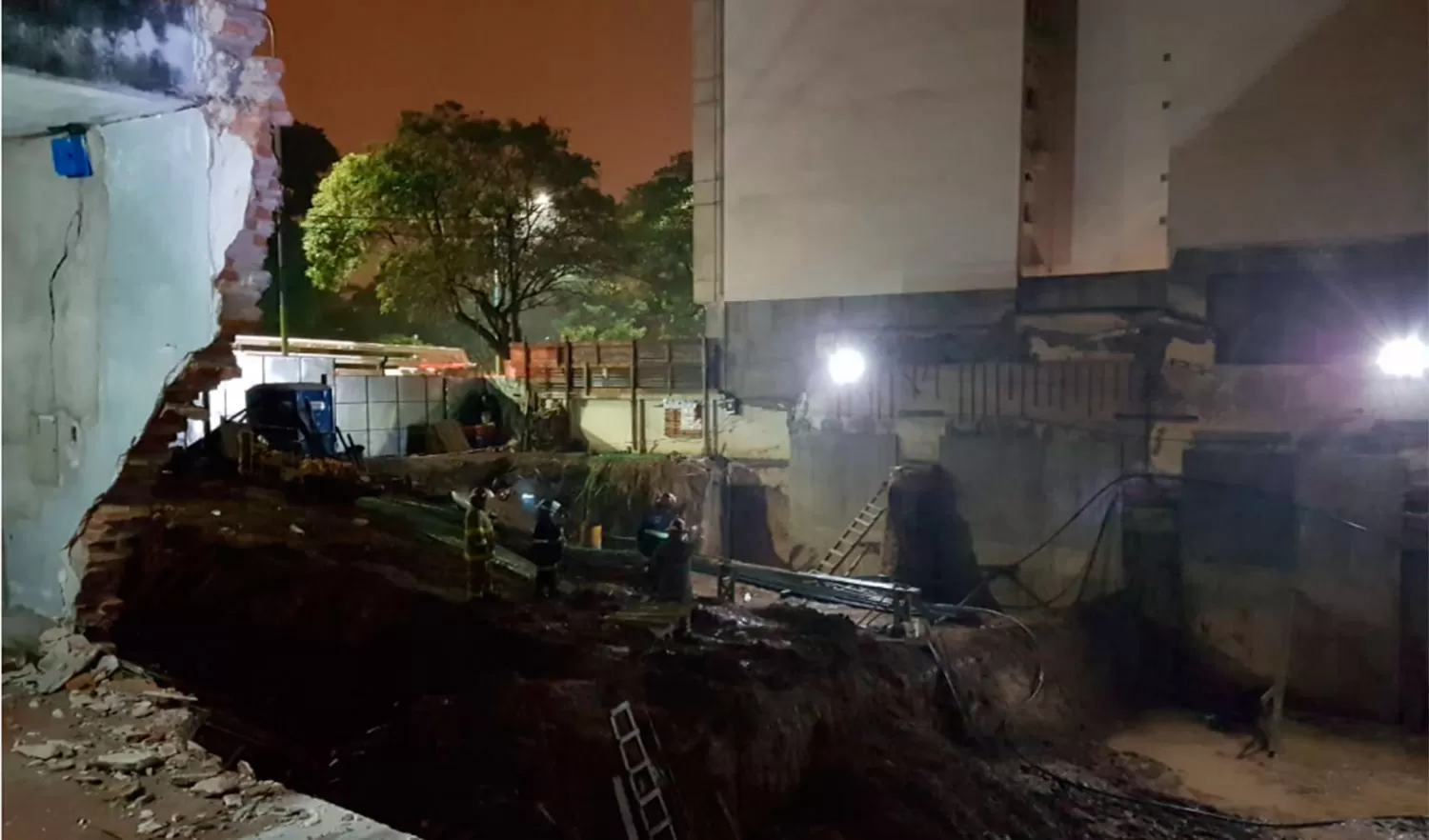 Los bomberos trabajando en el lugar del derrumbe. LA GACETA/FOTO DE ÁLVARO MEDINA