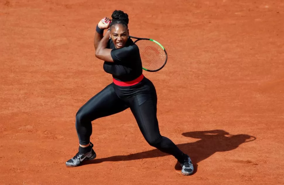 CANDIDATA. Serena volvió con look nuevo, pero la misma potencia. reuters