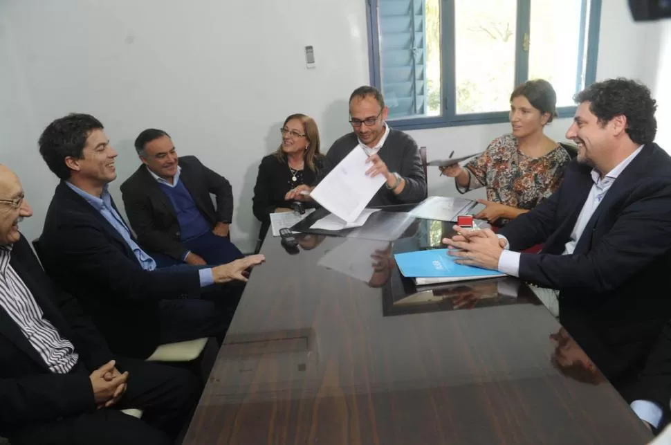FIRMA DEL CONTRATO. Bereciartúa (izquierda), charlaba con Ávila Gallo (derecha), mientras los funcionarios locales firmaban la documentación. la gaceta / foto de antonio ferroni 
