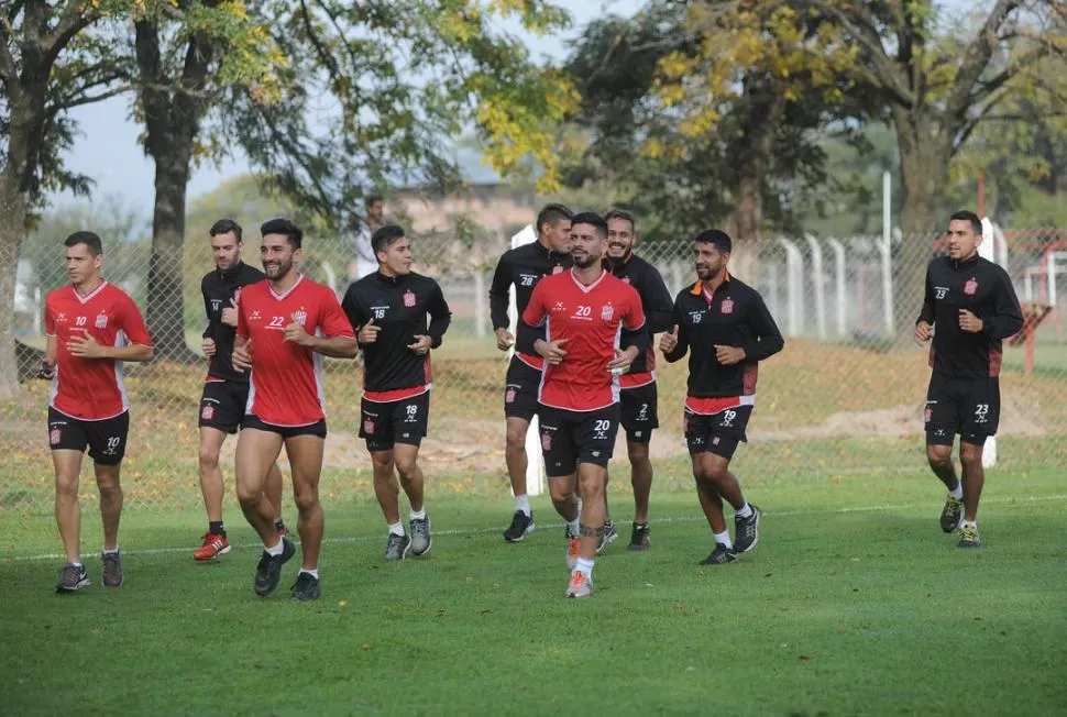 BUEN ÁNIMO. Juan Galeano encabeza el grupo de los titulares que ayer trabajaron en forma diferenciada en el complejo.  LA GACETA / FOTO DE ANTONIO FERRONI 