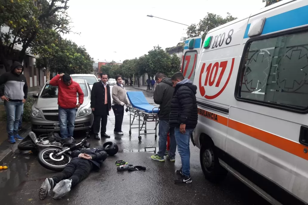 El momento en el que el presunto ladrón era auxiliado por personal de emergencias. 