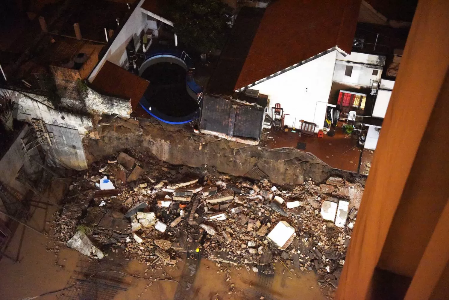 SOBRE LA OBRA. La medianera descalzada se derrumbó en el terreno donde se construirá el edificio y causó daños en la casa lindera hacia el oeste.