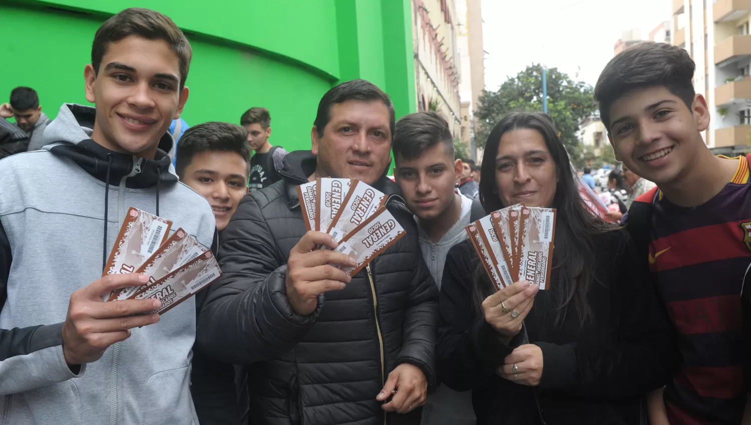 FELICES. Un grupo de hinchas de San Martín posó con las entradas adquiridas en uno de los puntos de venta. ARCHIVO LA GACETA / FOTO DE FRANCO VERA