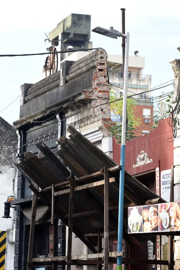 1- Casa a la que sólo le quedan la fachada y un par de paredes internas, en Maipú al 400.