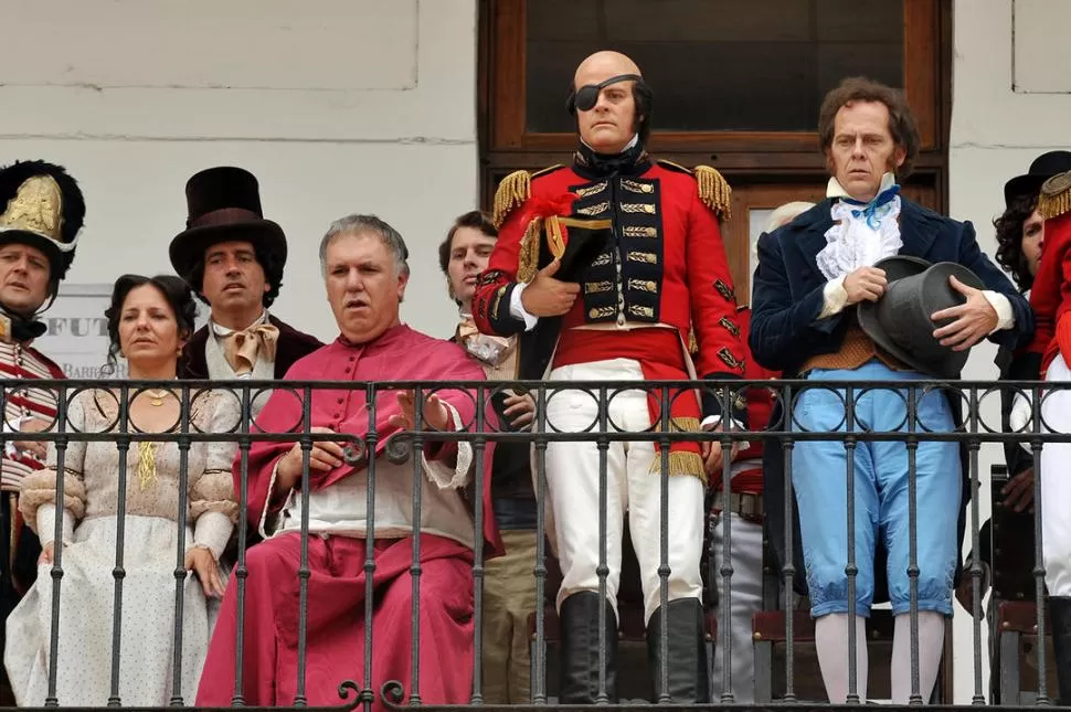 DESDE EL BALCÓN-TRIBUNA. Beresford, el general inglés, y las autoridades, todos atentos al partido.  