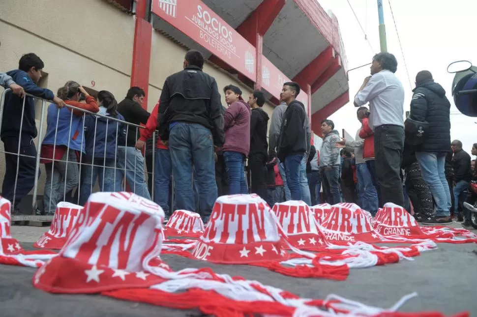 GRAN EXPECTATIVA. Durante la madrugada, los hinchas de San Martín aguardaron la apertura de las boleterías en los diferentes puntos de venta establecidos. la gaceta / foto de franco vera