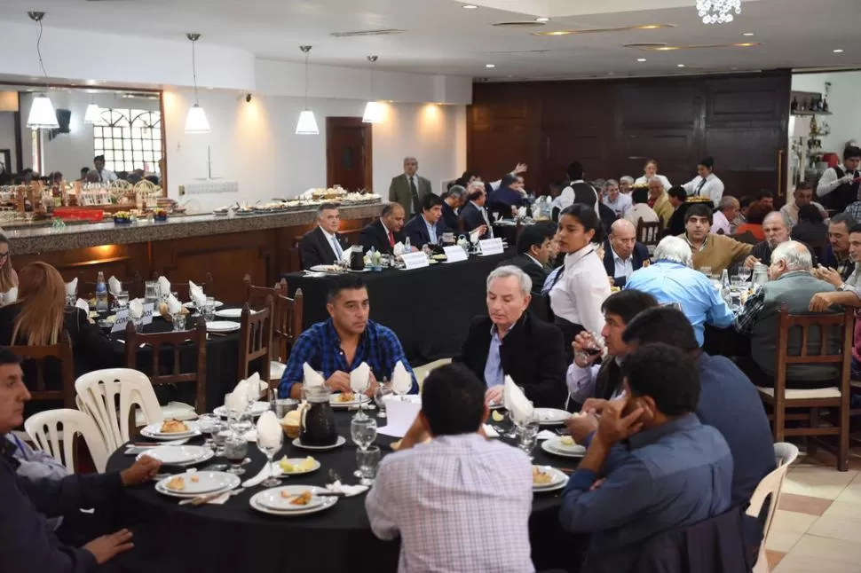 ASADO Y POLÍTICA. Manzur y Jaldo almorzaron con 92 delegados. El gobernador elogió a su compañero de fórmula. El vice habló de la lealtad. la gaceta / foto de Analía Jaramillo