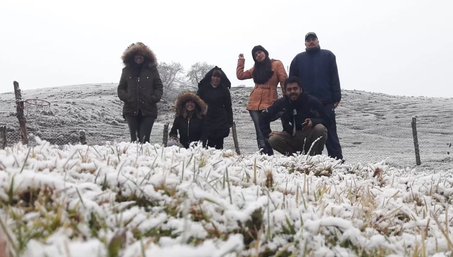 Un grupo de docentes de la escuela multinivel de San José de Chasquivil posa junto a la nieve. FOTO ENVIADA POR UN LECTOR