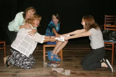 Conflictos atravesados por un humor con toques absurdos