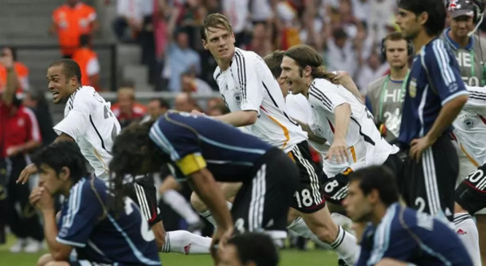 LA SELECCIÓN QUEDÓ CERCA. Alemania empató el partido (1-1) cuando faltaban nueve minutos y después ganó por penales. El héroe fue el arquero Lehmann, que tenía información clave en un papelito. 