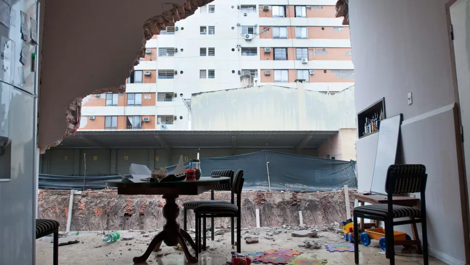 IMPACTANTE. El 16 de febrero de 2014 se derrumbó una medianera contigua a un edificio en construcción en Virgen de la Merced al 200. ARCHIVO LA GACETA / FOTO DE INÉS QUINTEROS ORIO