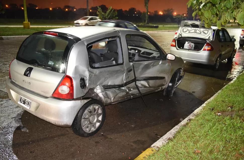 LAS HUELLAS DEL ACCIDENTE. El Ford Fiesta impactó de lleno con el Renault Clio, que terminó con graves daños en uno de sus laterales. Los ocupantes terminaron hospitalizados. LA GACETA/FOTO DE JOSÉ NUNO
