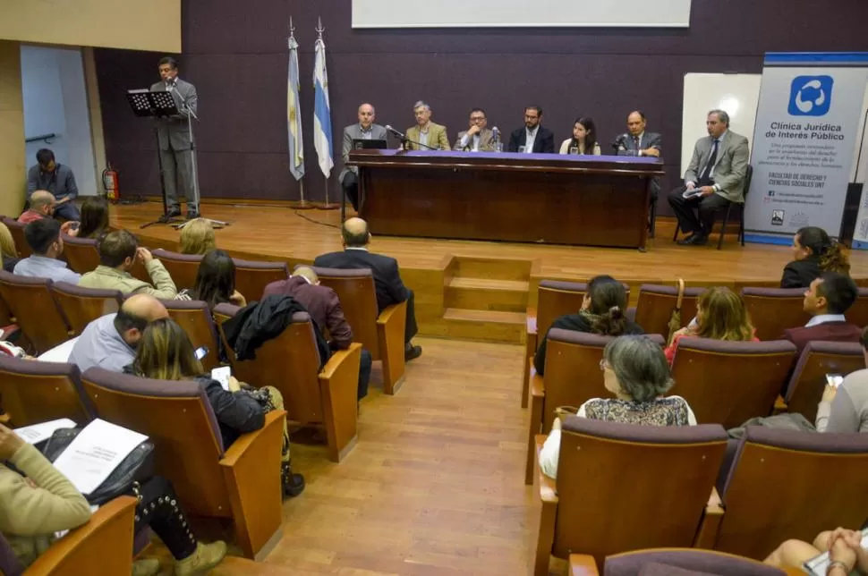 EN EL COLEGIO. Claudio Viña, José M. Canelada, Fernando Valdez, Luis Ousset (Clínica Jurídica), Macarena Villagra Vélez, Eudoro Aráoz y Carlos Correa. PRENSA COLEGIO DE ABOGADOS / foto de MARCO ALBORNOZ