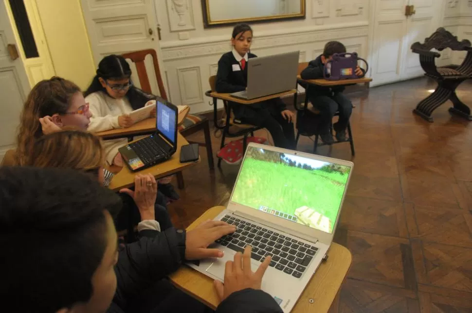 APRENDER JUGANDO. Un grupo de chicos participa de las actividades que desarrolla “School of Tech”. LA GACETA / FOTO DE FRANCO VERA.-