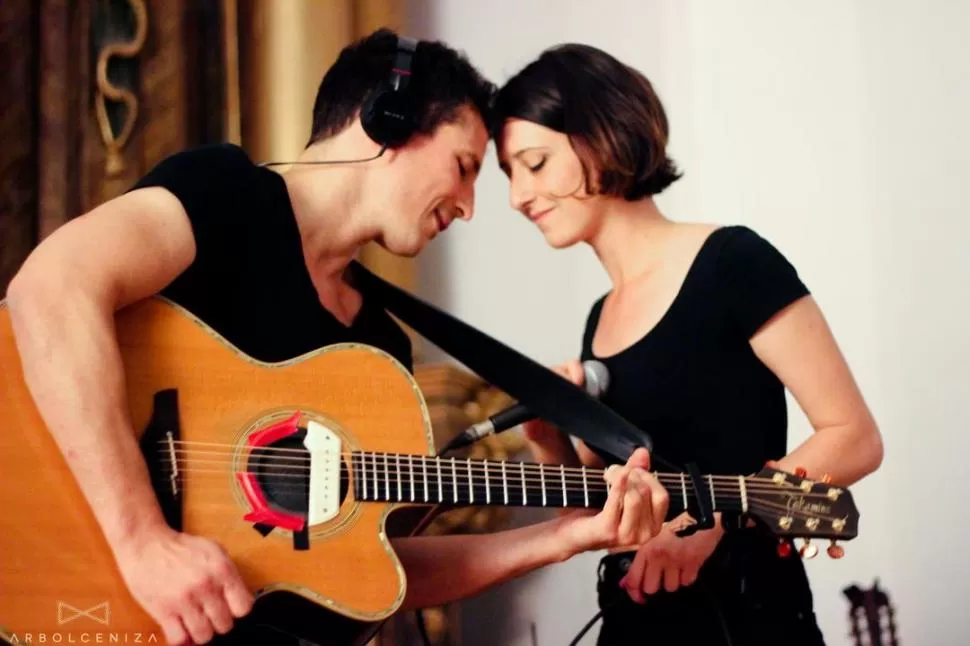 EN UN LUGAR DE LA MANCHA. Cachín Céliz y Vero Paz crearon Arbolceniza cuando llegaron a España. Prensa.