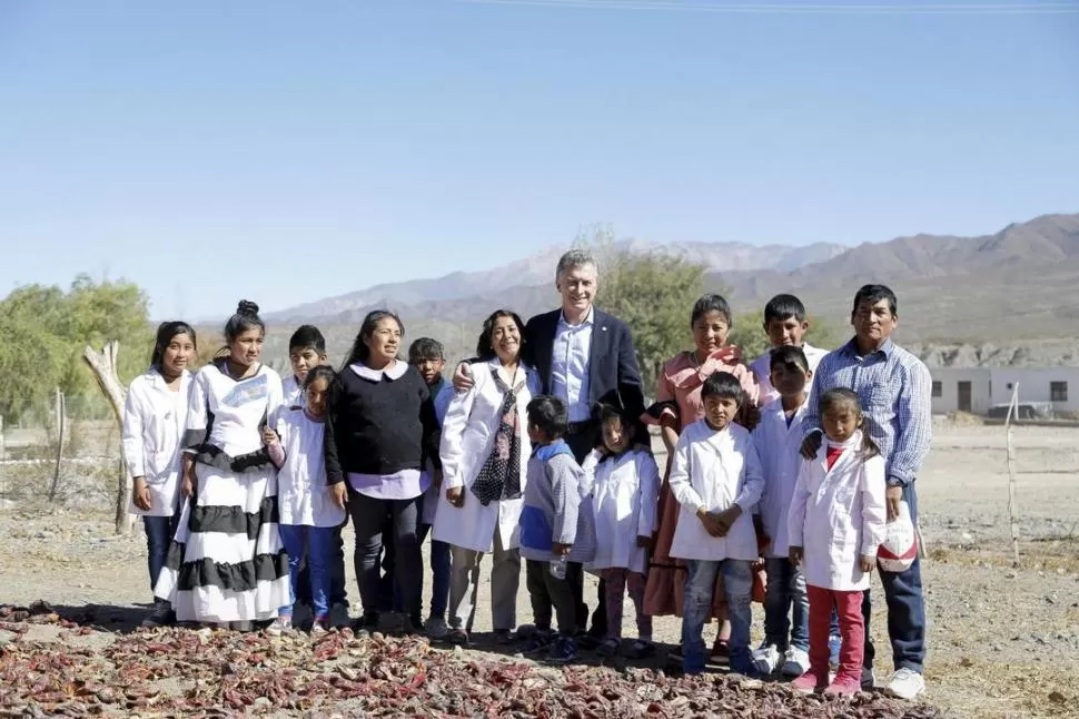 CON ESTUDIANTES. Macri visitó la escuela “España Nº 4481”, recientemente conectada a Internet a través del Plan de Conectividad de Escuelas Rurales. fotos presidencia de la nación