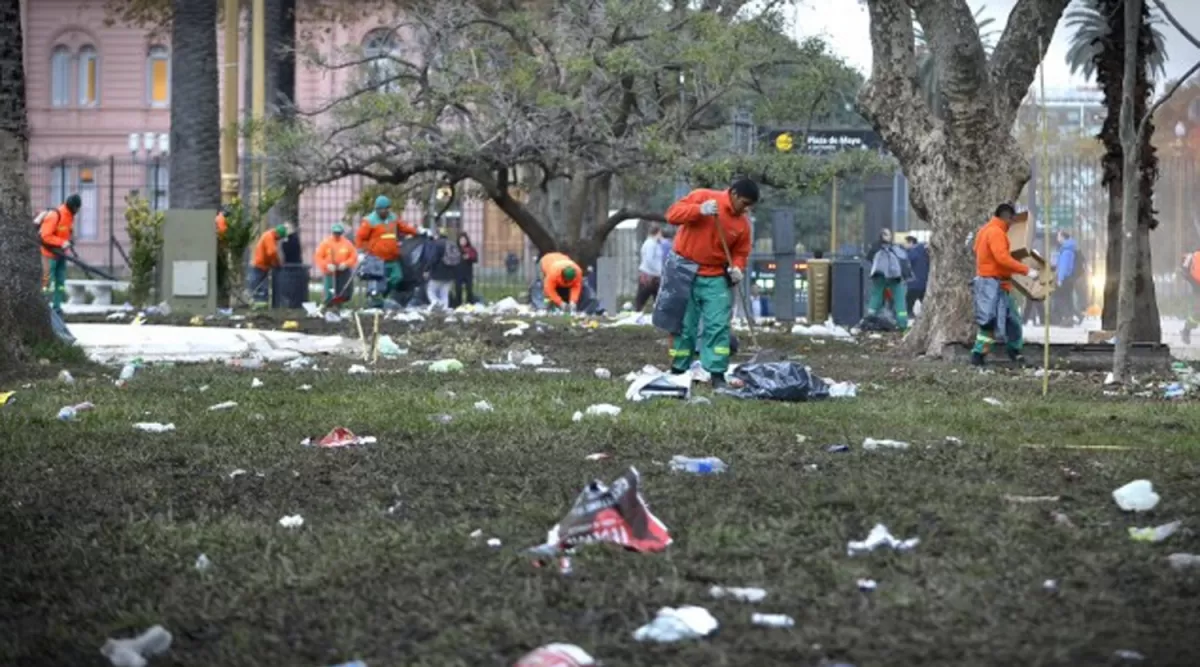 PLAZA DE MAYO. Después de la marcha. FOTO TOMADA DE LAPOLITICAONLINE.COM