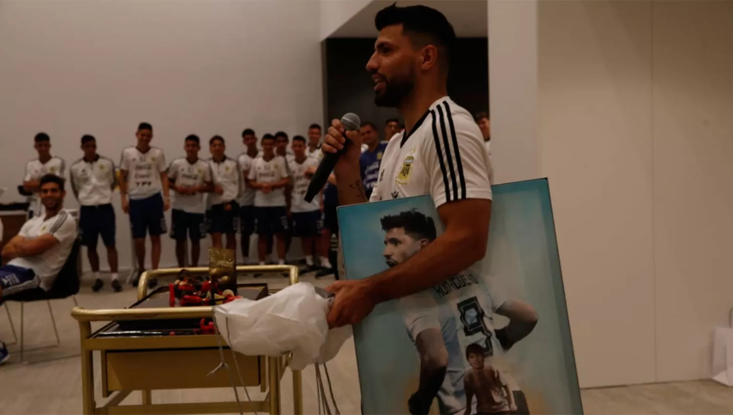 Agüero disfrutó de su cumple junto a sus compañeros. FOTO PRENSA DE LA SELECCIÓN