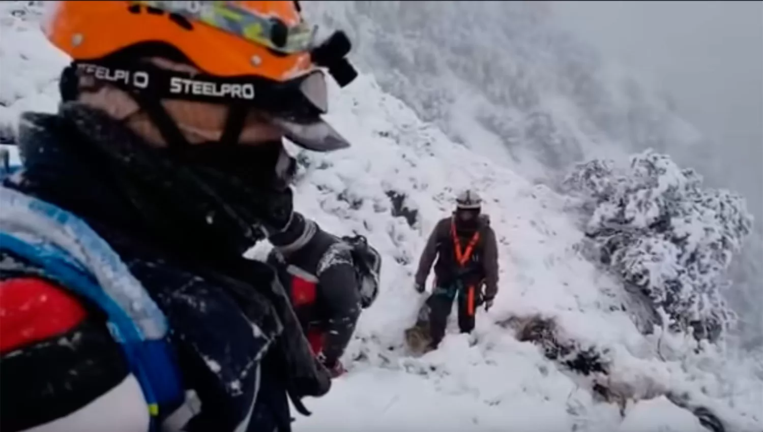 Los bomberos llegaron a pie al lugar donde aterrizó el helicóptero. CAPTURA DE VIDEO