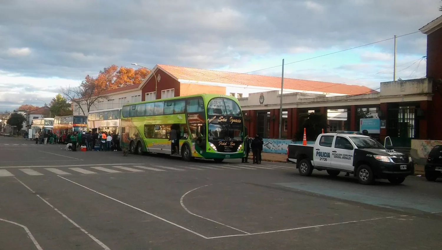 VERDE ESPERANZA. Los hinchas de Sarmiento se ilusionan con dar la sorpresa. FOTOS TOMADAS DE TWITTER.COM/ADNVERDEJUNIN