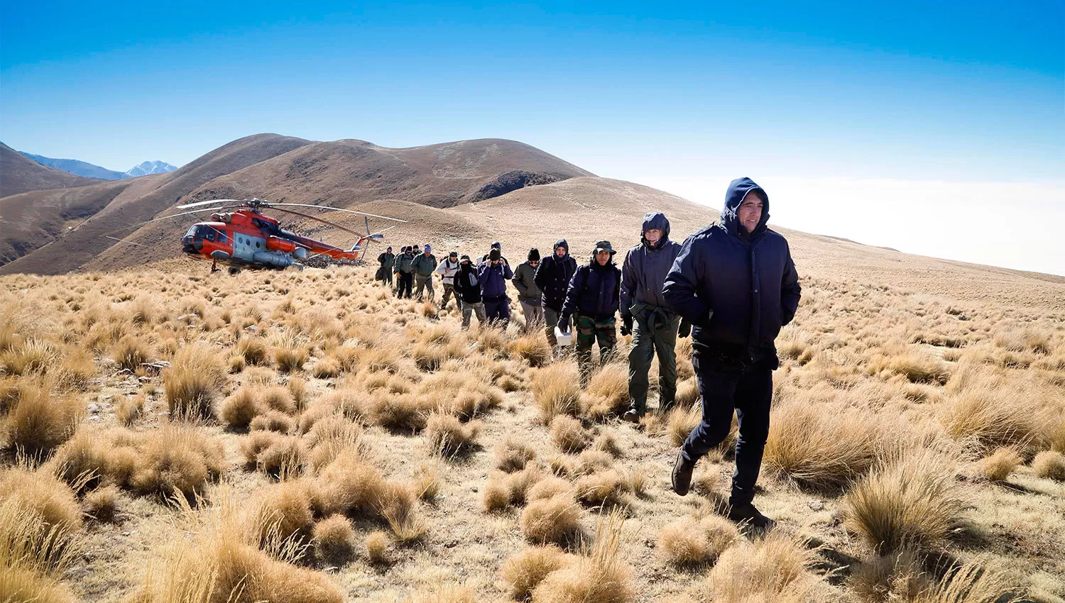 EN ALTA MONTAÑA. Pavlovsky encabeza la hilera durante el rescate, llevado a cabo hoy. FOTO TOMADA DE TN.COM.AR