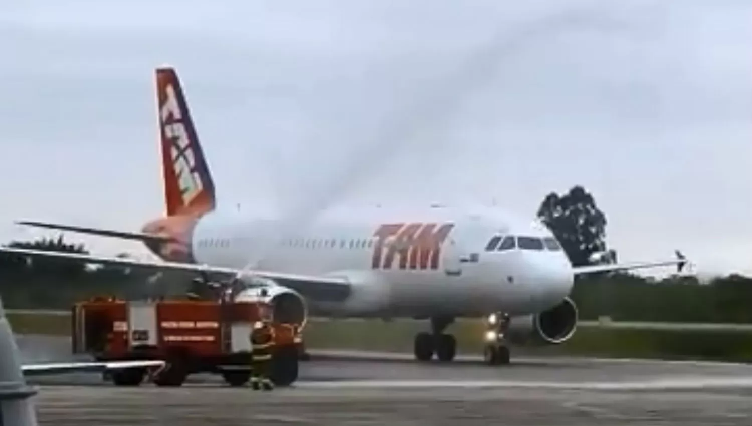 Mirá el bautismo del primer avión que llegó desde San Pablo a Tucumán