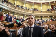 El socialista Sánchez asume en un escenario tenso