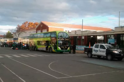 Videos y fotos: los hinchas de Sarmiento viajan en caravana a Tucumán