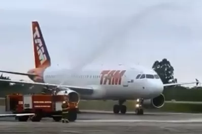 Mirá el bautismo del primer avión que llegó desde San Pablo a Tucumán