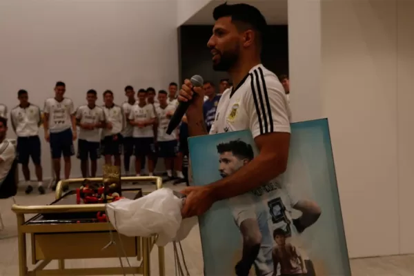 Torta de chocolate y mimos: Kun Agüero festejó su cumpleaños en la concentración argentina