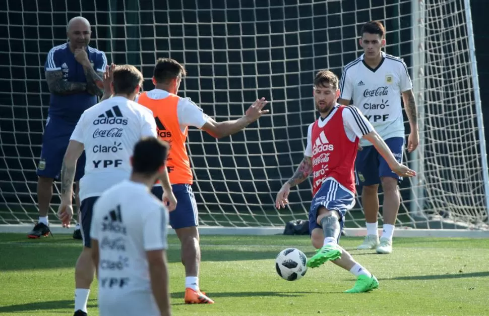 ENGANCHE DE CRACK. Messi maniobra con la zurda y Pavón lo mira de cerca.    