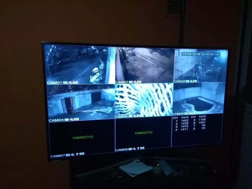 LA PRUEBA. En un monitor, uno de los detenidos observaba todos los movimientos dentro y fuera de la casa.  