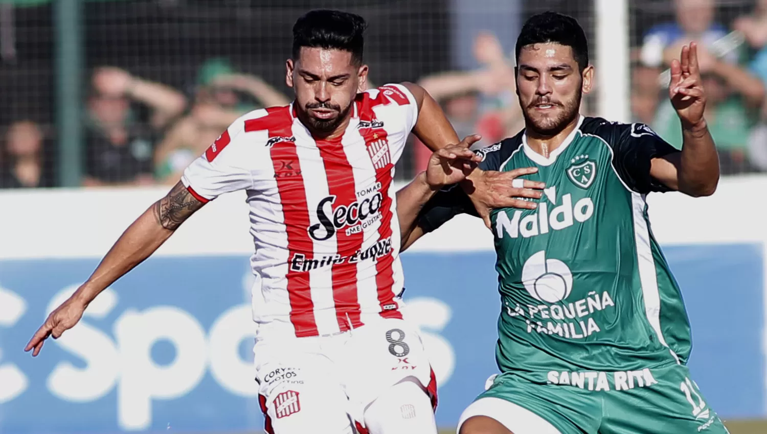 POR EL ASCENSO. Juan Galeano, de San Martín, y Lucas Passerini, de Sarmiento, disputarán esta tarde la final de vuelta del Reducido de la B Nacional. ARCHIVO / FOTO DE MARÍA SILVIA GRANARA ESPECIAL PARA LA GACETA