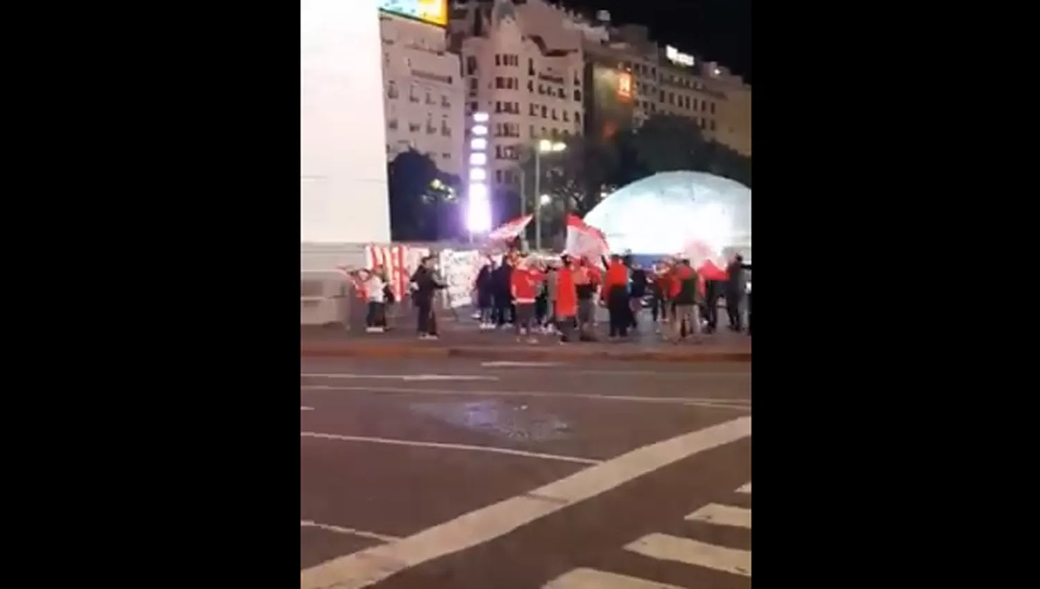 EN EL OBELISCO. Los hinchas de San Martín también celebran en Buenos Aires. (CAPTURA)