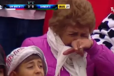 El poder de una fanática del Santo: hizo los cuernitos y mufó a Sarmiento