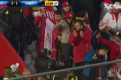 Gran gesto: los hinchas de Sarmiento saludaron y felicitaron a los de San Martín