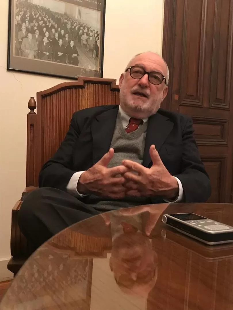 “SÓLO HOY USO CORBATA”. Ackerman en la sala del Decanato de Derecho. la gaceta / foto de irene benito