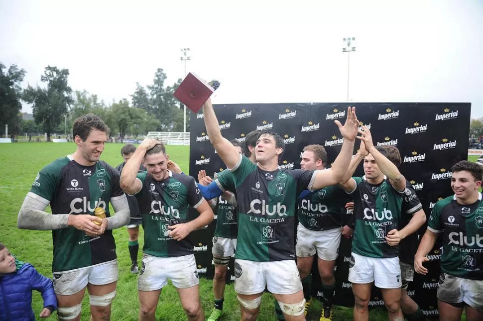 RECOMPENSA. El capitán José María Young celebra junto a sus compañeros con la copa del Anual Tucumano. Tucumán Rugby le apunta ahora a la corona del NOA. la gaceta / foto de hector peralta