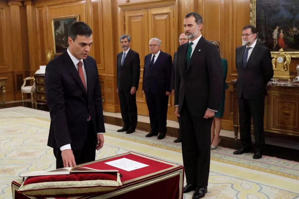 ASUNCIÓN. Sánchez juró ante el rey Felipe VI sobre la Constitución de ese país, aunque -por primera vez- sin la Biblia. reuters