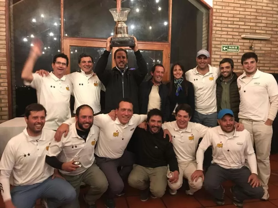 TROFEO EN LO ALTO. Los aficionados que se alistan en Los Doguis muestran su felicidad en la ceremonia de premiación. 