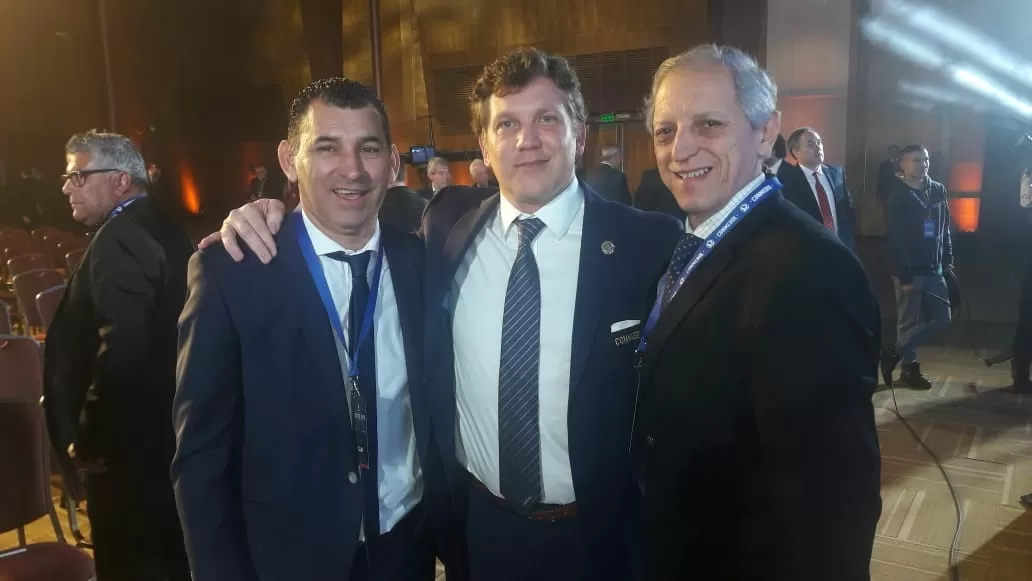 Leito y Bermúdez junto al presidente de la Conmebol, Alejandro Domínguez. FOTO PRENSA DE ATLÉTICO