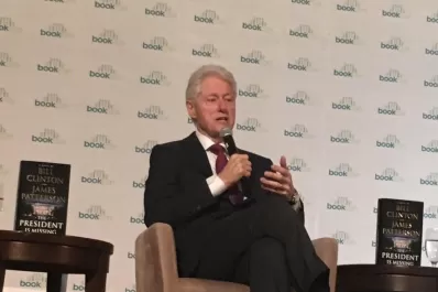 Bill Clinton publica su primera novela: “El presidente ha desaparecido”