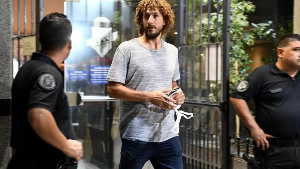 SOLIDARIO. Coloccini vino a Tucumán para entregar donaciones en escuelas. clarin (archivo)