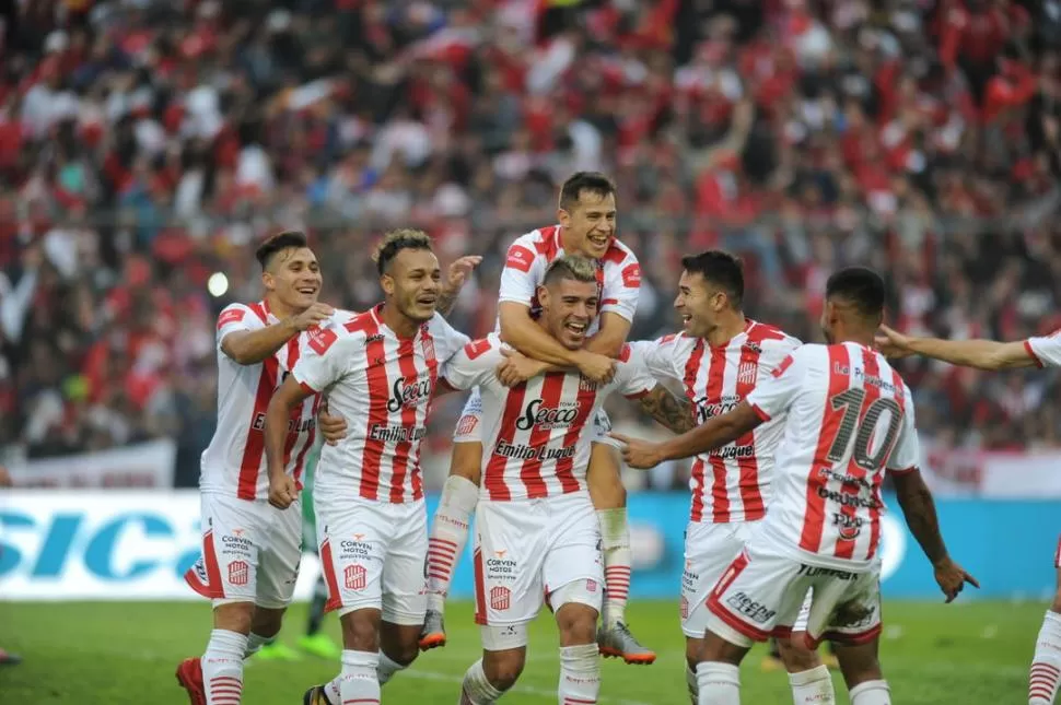 CELEBRARON EN LA CIUDADELA Y EN LA PLAZA. Los jugadores abrazan a Lucas Acevedo, autor de dos goles. Por la noche, los hinchas se adueñaron de la fiesta. la gaceta / foto de héctor peralta 