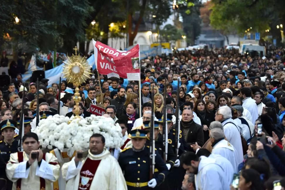 LA PROCESIÓN. Miles de fieles participaron de la manifestación de fe.  