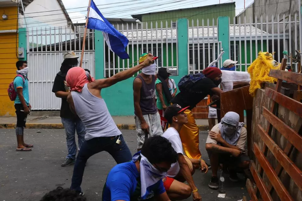 BARRICADAS. La mayoría de los que protestan en las calles son jóvenes.   