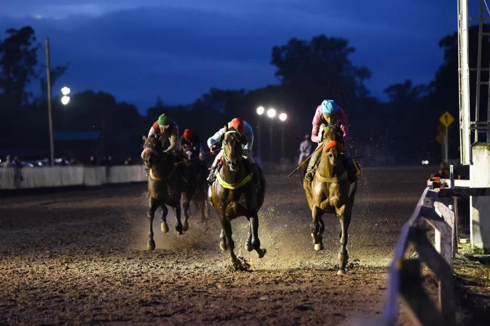 EMOTIVO FINAL. Critikov (derecha) contó con la muy buena conducción de Dante Córdoba para vencer a Too Big To Fail.  la gaceta / foto de Analía Jaramillo