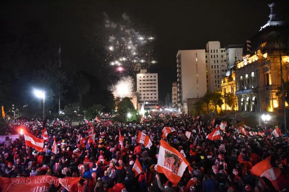 CLÁSICO. Miles de simpatizantes de San Martín llegaron hasta la plaza Independencia, el típico punto para festejar el éxito deportivo. Hubo cánticos y fuegos artificiales frente a la Casa de Gobierno. la gaceta / foto de analía jaramillo