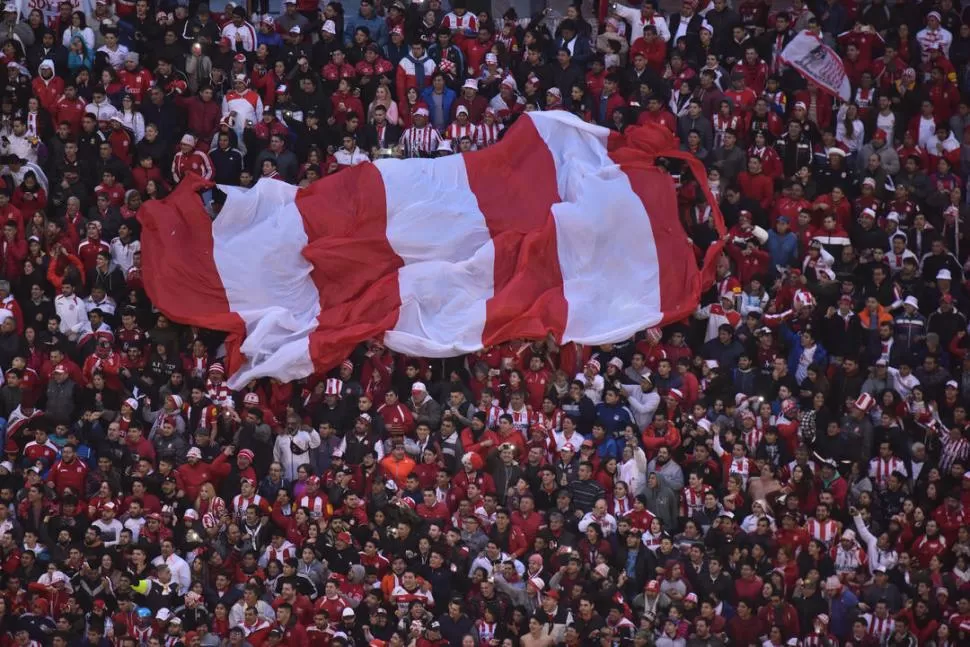 UN PLUS. Además de las cuestiones futbolísticas, Forestello debió generar el respeto de una hinchada agradecida de Cagna. la gaceta / foto de osvaldo ripoll                