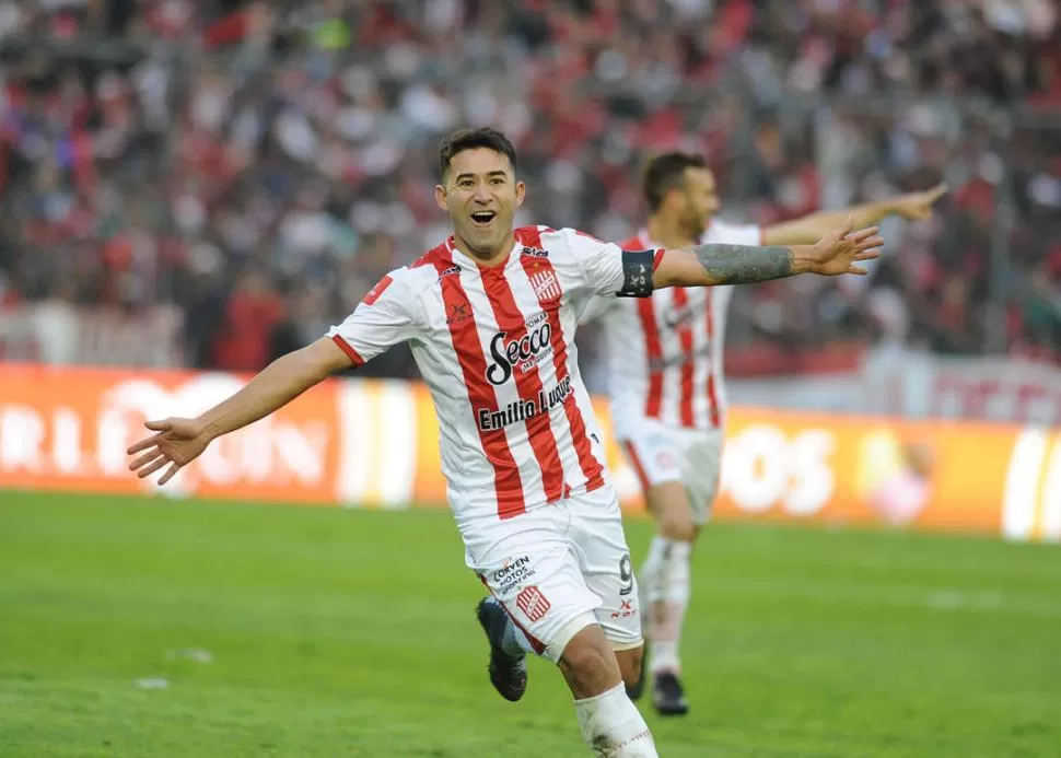 UNA IMAGEN QUE SE REPITE. Bieler festejando con los brazos abiertos, la postal más común de la era Forestello. Los goles de “Taca” fueron cruciales en el ascenso. la gaceta / foto de héctor peralta